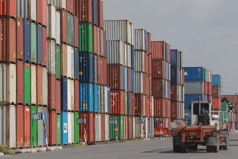 Các container hàng hóa tại Tân cảng Cát Lái. (Ảnh: Quang Châu/TTXVN