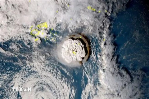 Hình ảnh do vệ tinh Himawari-8 của Nhật Bản thu được ngày 15/1/2022 cho thấy hiện tượng sóng thần xuất hiện sau khi núi lửa ở Tonga phun trào dữ dội. (Ảnh: AFP/TTXVN)