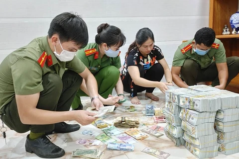 Công an tỉnh An Giang thu giữ tang vật liên quan đến vụ mua bán vàng nhập lậu. (Nguồn: VietNamNet)