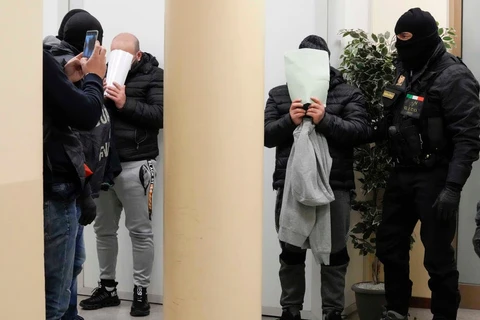 Một số đối tượng bị cảnh sát Italy bắt giữ. (Nguồn: AP)