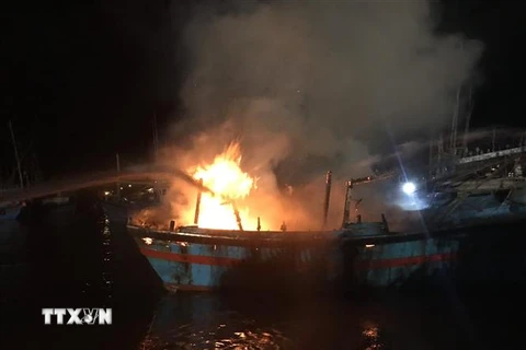 Các tàu cá bị cháy trong đêm tại bến tàu. (Ảnh: TTXVN phát)
