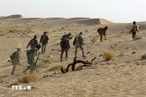 Binh sỹ thuộc lực lượng ủng hộ chính phủ Yemen giao tranh với các tay súng lực lượng Houthi tại Marib, Yemen. (Nguồn: AFP/TTXVN)
