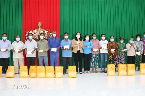 Phó Chủ tịch nước Võ Thị Ánh Xuân tặng quà cho đình chính sách, gia đình khó khăn ở huyện Châu Thành. (Ảnh: Thanh Hòa/TTXVN)
