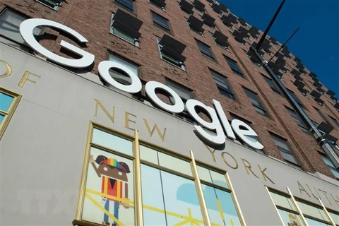 Biểu tượng Google tại một tòa nhà ở New York, Mỹ. (Ảnh: AFP/TTXVN)