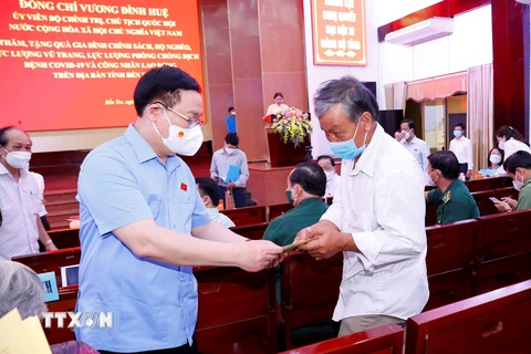 Chủ tịch Quốc hội Vương Đình Huệ tặng quà tặng quà gia đình chính sách, hộ nghèo. (Ảnh: Doãn Tấn/TTXVN)