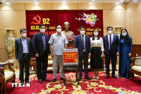 Phó Chủ tịch Quốc hội Trần Quang Phương (thứ 3 từ trái sang) tặng quà chúc Tết lãnh đạo Thành ủy Đà Nẵng. (Ảnh: Trần Lê Lâm/TTXVN)