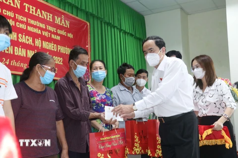 Phó Chủ tịch Quốc hội Trần Thanh Mẫn tặng quà Tết cho các gia đình chính sách, hộ nghèo trên địa bàn phường Tân An. (Ảnh: Ngọc Thiện/TTXVN)