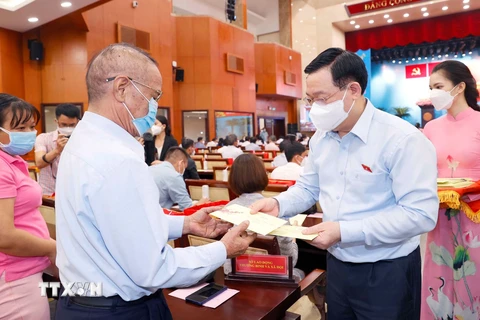 Chủ tịch Quốc hội Vương Đình Huệ tặng quà cán bộ, bác sỹ, người có công tại Thành phố Hồ Chí Minh. (Ảnh: Doãn Tấn/TTXVN)
