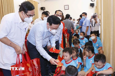 Chủ tịch Quốc hội Vương Đình Huệ tặng quà Tết cho trẻ khuyết tật. (Ảnh: Doãn Tấn/TTXVN)