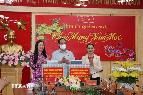 Phó Chủ tịch Quốc hội Trần Quang Phương tặng quà cho lãnh đạo tỉnh Quảng Ngãi. (Ảnh: TTXVN)