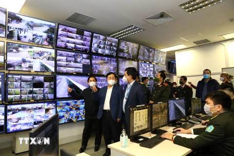 Phó Thủ tướng Thường trực Phạm Bình Minh kiểm tra tại khu giám sát của Sân bay Nội Bài. (Ảnh: Huy Hùng/TTXVN)
