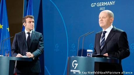 Thủ tướng Đức Olaf Scholz (phải) và Tổng thống Pháp Emmanuel Macron tại buổi họp báo. (Nguồn: AP)