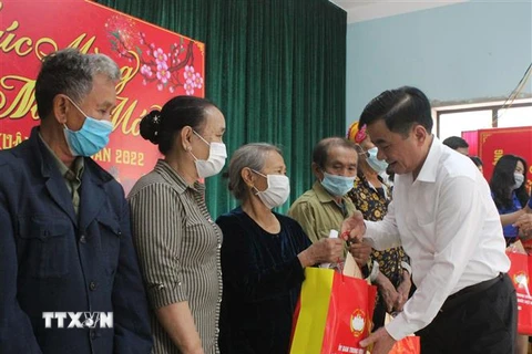 Ông Trần Cẩm Tú tặng quà Tết cho các lực lượng tuyến đầu chống dịch tại Quảng Bình. (Ảnh: Đức Thọ/TTXVN)