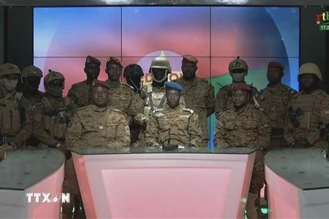 Hình ảnh phát trên đài phát thanh truyền hình quốc gia Burkina Faso ngày 24/1/2022 ở thủ đô Ouagadougou cho thấy phát ngôn viên quân đội cùng các binh sỹ nước này tuyên bố phế truất Tổng thống Roch Marc Christian Kabore. (Ảnh: AFP/TTXVN)