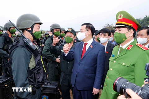 Chủ tịch Quốc hội Vương Đình Huệ với cán bộ, chiến sỹ Bộ Tư lệnh Cảnh sát cơ động. (Ảnh: Doãn Tấn/TTXVN)