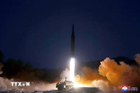 Vụ phóng thử thành công tên lửa siêu vượt âm do Viện Khoa học Quốc phòng Triều Tiên thực hiện tại một địa điểm chưa xác định. (Ảnh: AFP/TTXVN)