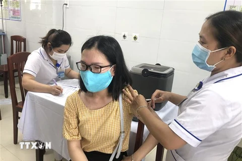 Tiêm vaccine ngừa COVID-19 cho người dân Bình Định. (Nguồn: TTXVN)