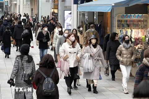 Người dân đeo khẩu trang phòng dịch COVID-19 tại Tokyo, Nhật Bản, ngày 30/1/2022. (Ảnh: Kyodo/ TTXVN)