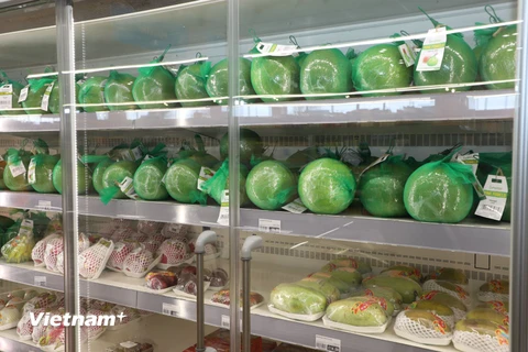 Các loại hoa quả của Việt Nam như bưởi da xanh, thanh long... được bày bán tại siêu thị Longdan. (Ảnh: Đình Thư/Vietnam+)