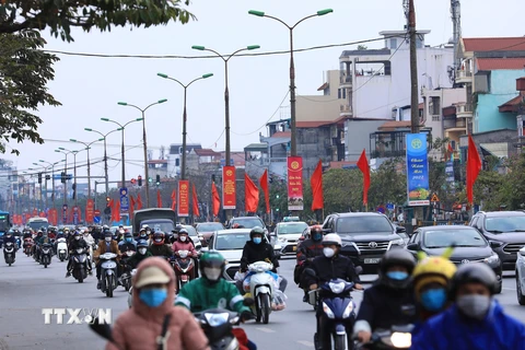 Khá đông người di chuyển từ Quốc lộ 1 vào thành phố Hà Nội. (Ảnh: Hoàng Hiếu/TTXVN)