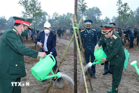Đại tướng Phan Văn Giang, Bộ trưởng Bộ Quốc phòng và các đại biểu trồng cây. (Ảnh: Trọng Đức/TTXVN)