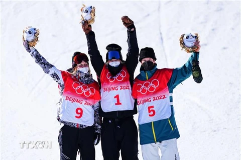 Vận động viên Zoi Sadowski Synnott (giữa) của New Zealand giành huy chương Vàng nội dung trượt ván trên tuyết tại Olympic mùa Đông Bắc Kinh 2022 ngày 6/2. (Ảnh: THX/TTXVN)
