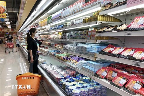Nhóm mặt hàng thực phẩm chế biến, thực phẩm đông lạnh phong phú chủng loại tại một siêu thị ở Thành phố Hồ Chí Minh. (Ảnh: Mỹ Phương/TTXVN)
