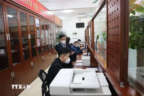 Bộ phận một cửa xã Ninh Hiệp (Gia Lâm) ngay trong ngày làm việc đầu tiên sau kỳ nghỉ Tết Nguyên đán Nhâm Dần 2022. (Ảnh Mạnh Khánh/TTXVN)