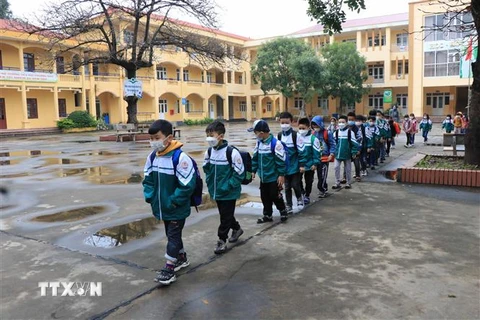 Học sinh Trường Tiểu học Phượng Mao, huyện Quế Võ, tỉnh Bắc Ninh thực hiện giãn cách phòng dịch COVID-19. (Ảnh: Thanh Thương/TTXVN)