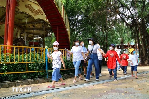 Người dân Thành phố Hồ Chí Minh vui chơi trong dịp Tết. (Nguồn: TTXVN)