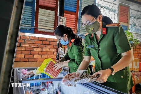Lực lượng Cảnh sát môi trường, Công an thành phố Cần Thơ kiểm tra một cơ sở kinh doanh thực phẩm đông lạnh. (Ảnh: Thanh Liêm/TTXVN)