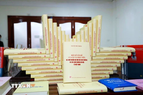 Cuốn sách 'Một số vấn đề lý luận và thực tiễn về chủ nghĩa xã hội và con đường đi lên chủ nghĩa xã hội ở Việt Nam.' (Ảnh: Phương Hoa/TTXVN)