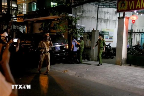 Dẫn giải một bị can sau khi bị khởi tố lên xe của Cơ quan Cảnh sát điều tra Bộ Công an. (Ảnh: Nguyễn Thanh/TTXVN)