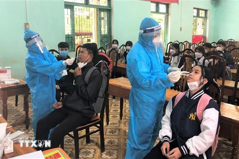 Lấy mẫu xét nghiệm nhanh kháng nguyên SARS-CoV-2 cho cán bộ quản lý, giáo viên và học sinh tại Quảng Trị. (Ảnh: Thanh Thủy/TTXVN)