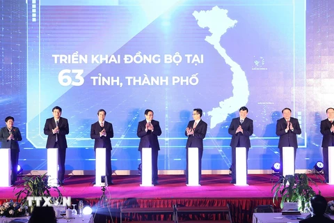 Thủ tướng Phạm Minh Chính và các đại biểu thực hiện nghi thức công bố. (Ảnh: Dương Giang/TTXVN)