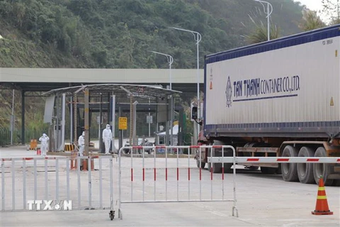 Hàng nông sản xuất khẩu qua đường chuyên dụng vận tải hàng hóa cửa khẩu Tân Thanh-Pò Chài. (Ảnh: Quang Duy/TTXVN)