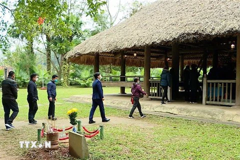 Đoàn khách thứ 200 đến từ tỉnh Kiên Giang thăm Khu di tích Quốc gia đặc biệt Tân Trào. (Ảnh: Vũ Quang/TTXVN)