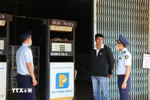 Lực lượng quản lý thị trường tỉnh Đắk Lắk kiểm tra hoạt động của cửa hàng xăng dầu trên địa bàn xã Ea Kiết, huyện Cư Mgar. (Ảnh: Tuấn Anh/TTXVN)