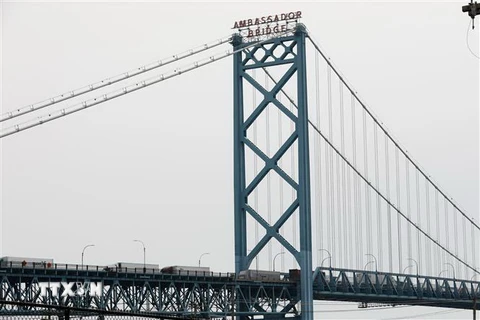 Cầu Ambassador, nối Windsor với Detroit (Mỹ), cửa khẩu nhộn nhịp nhất của Canada. (Ảnh: AFP/TTXVN)