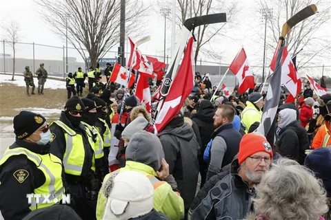 Cảnh sát được triển khai giải tán đám đông biểu tình phản đối các biện pháp phòng COVID-19 tại cầu Ambassador ở Windsor, Ontario, Canada, ngày 12/2. (Ảnh: AFP/TTXVN)