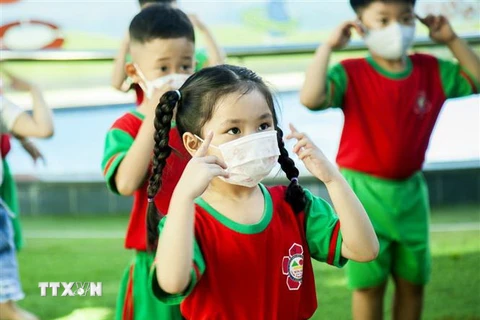 Trẻ mẫu giáo Trường Mầm non Hoa Phượng Đỏ, thành phố Rạch Giá, ngày đầu tiên đến trường. (Ảnh: Hồng Đạt/TTXVN)