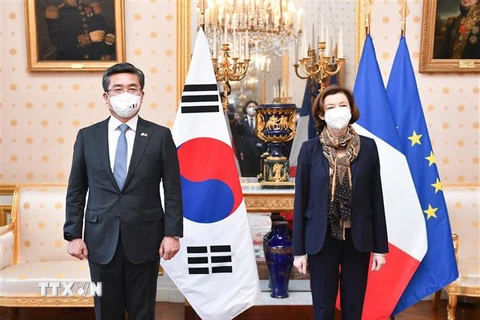 Bộ trưởng Quốc phòng Pháp Florence Parly (phải) và Bộ trưởng Quốc phòng Hàn Quốc Suh Wook (trái) trước cuộc hội đàm ở Paris, Pháp, ngày 14/2/2022. (Ảnh: Yonhap/TTXVN)
