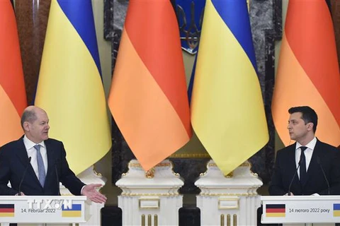 Tổng thống Ukraine Volodymyr Zelensky (phải) trong cuộc họp báo chung với Thủ tướng Đức Olaf Scholz tại thủ đô Kiev ngày 14/2. (Ảnh: AFP/TTXVN)