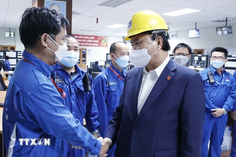 Chủ tịch nước thăm, tặng quà công nhân Công ty lọc hóa dầu Bình Sơn. (Ảnh: Thống Nhất/TTXVN)