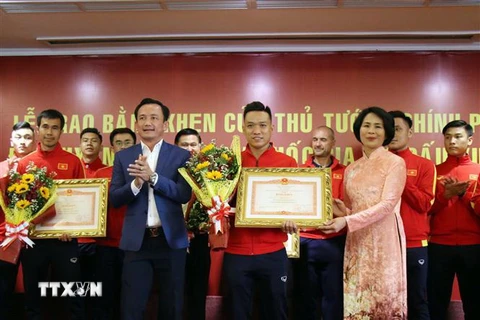 Đội trưởng đội tuyển Futsal Việt Nam Trần Văn Vũ nhận Bằng khen của Thủ tướng Chính phủ. (Ảnh: Tiến Lực/TTXVN)