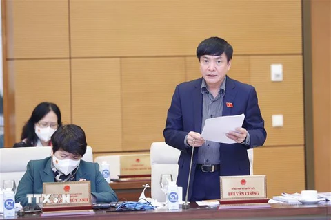Tổng Thư ký Quốc hội, Chủ nhiệm Văn phòng Quốc hội Bùi Văn Cường trình bày tờ trình. (Ảnh: Doãn Tấn/TTXVN)