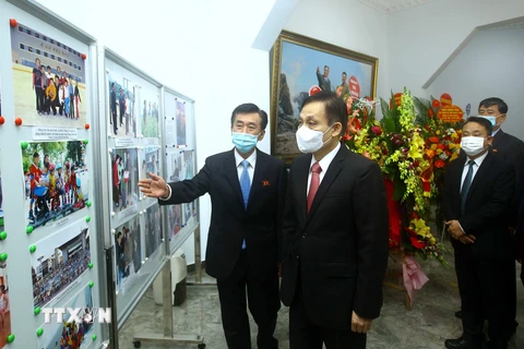 Trưởng Ban Đối ngoại Trung ương Lê Hoài Trung tham quan không gian trưng bày ảnh về đất nước Triều Tiên. (Ảnh: An Đăng/TTXVN)