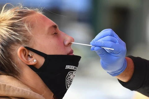 Nhân viên y tế lấy mẫu xét nghiệm COVID-19 tại New York, Mỹ. (Ảnh: AFP/TTXVN)
