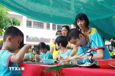Hướng dẫn các em khuyết tật tại Trung tâm Phục hồi chức năng và Trợ giúp trẻ em khuyết tật Thành phố Hồ Chí Minh. (Nguồn: TTXVN)