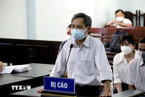 Bị cáo Bạch Dân Vinh, Phó Chi cục trưởng Chi cục Thuế Phan Thiết, tại phiên tòa. (Ảnh: Nguyễn Thanh/TTXVN)